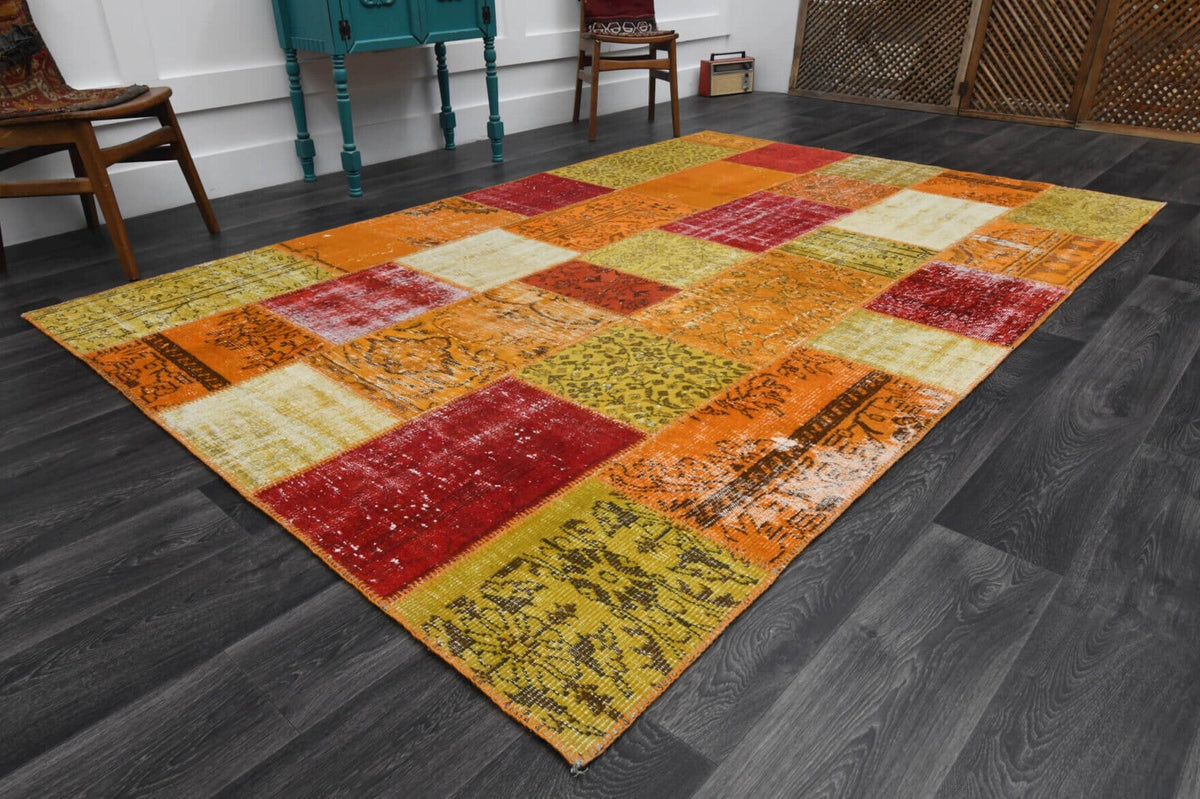 Çiçek desenli patchwork vintage halı – turuncu ve kırmızı tonlarda yün dokuma