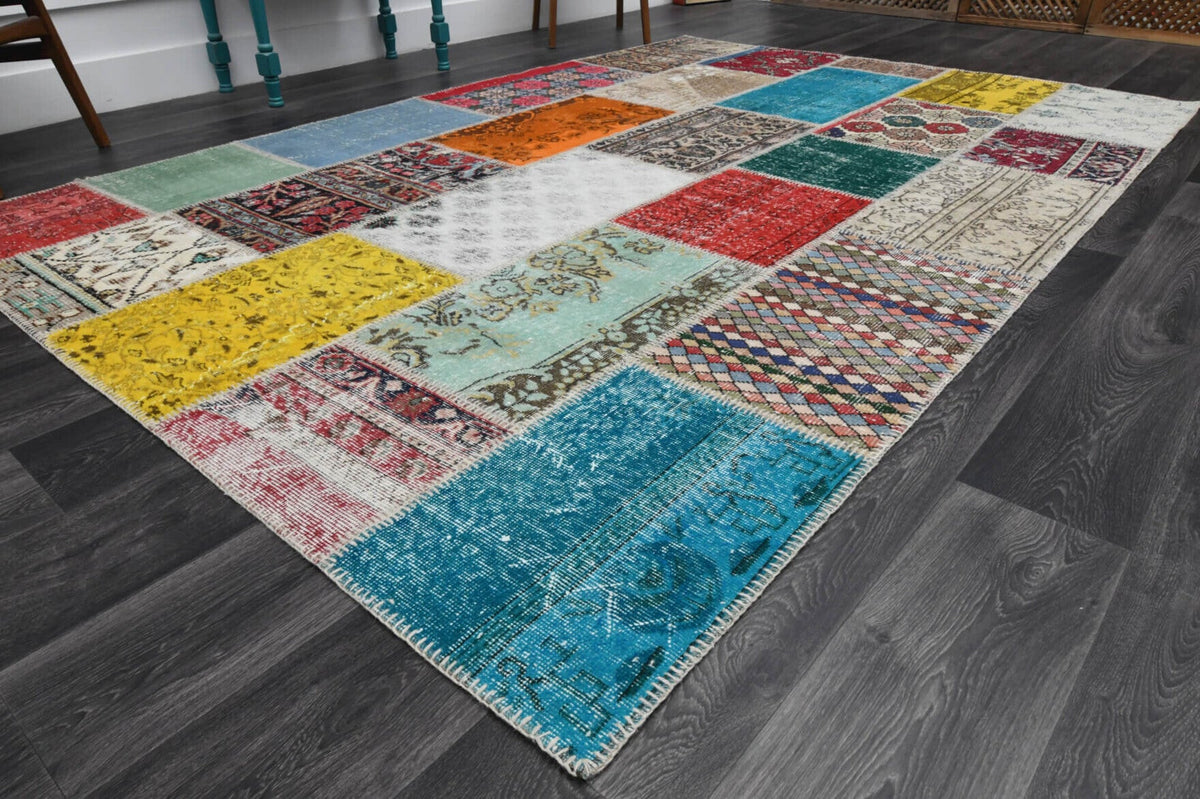 Düz zeminli patchwork vintage halı – turuncu, bej ve mavi tonlarda yün dokuma