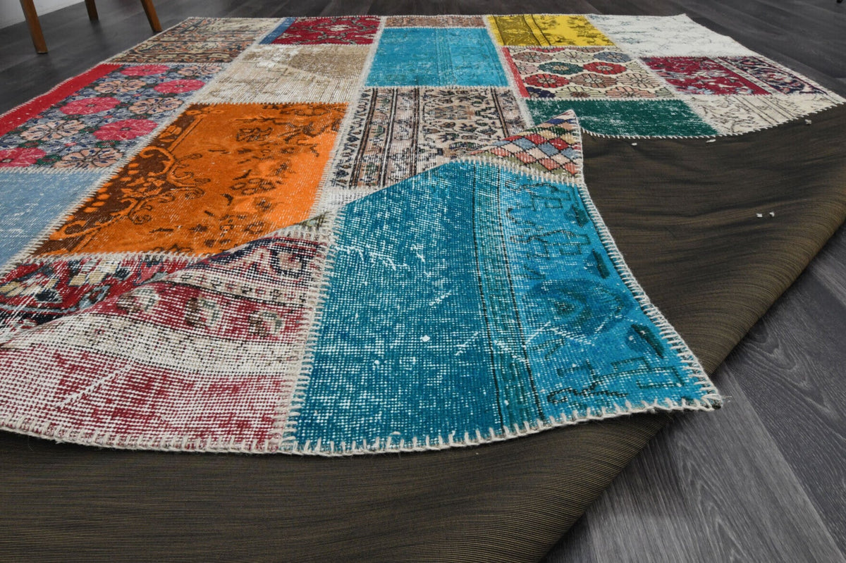 Pera Halı tek parça koleksiyonu: düz zeminli patchwork vintage halı, turuncu, bej ve mavi
