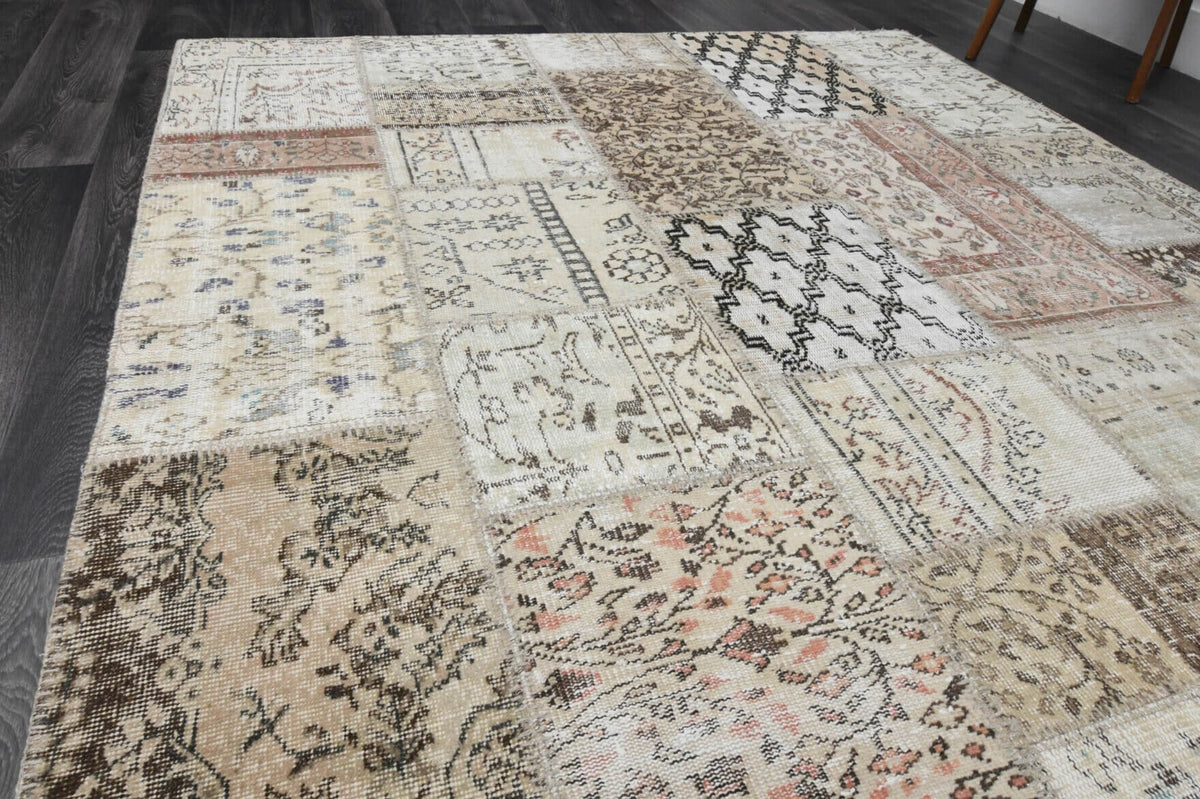 Beyaz, bej ve gri renkli patchwork vintage halı, yün hav, kumaş taban
