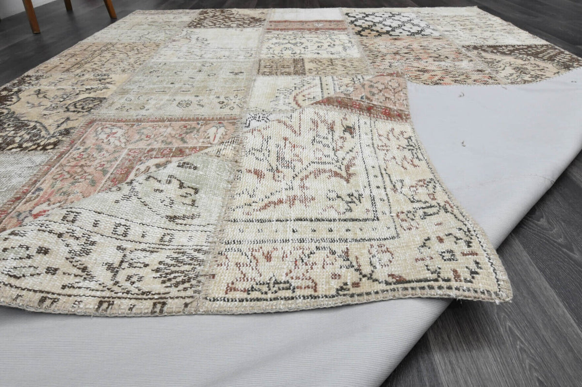 Pera Halı tek parça koleksiyonu: oryantal desenli patchwork vintage halı, beyaz, bej ve gri