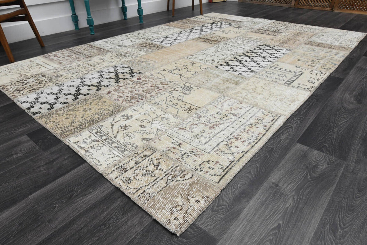 Oryantal desenli patchwork vintage halı – beyaz, bej ve gri tonlarda yün dokuma