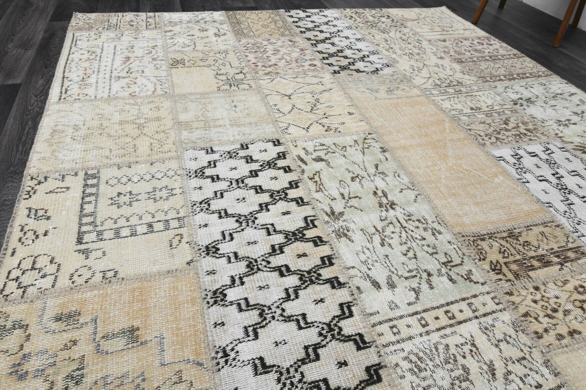 Beyaz, bej ve gri renkli patchwork vintage halı, yün hav, kumaş taban
