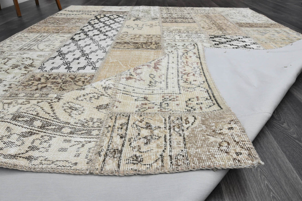 Pera Halı tek parça koleksiyonu: oryantal desenli patchwork vintage halı, beyaz, bej ve gri
