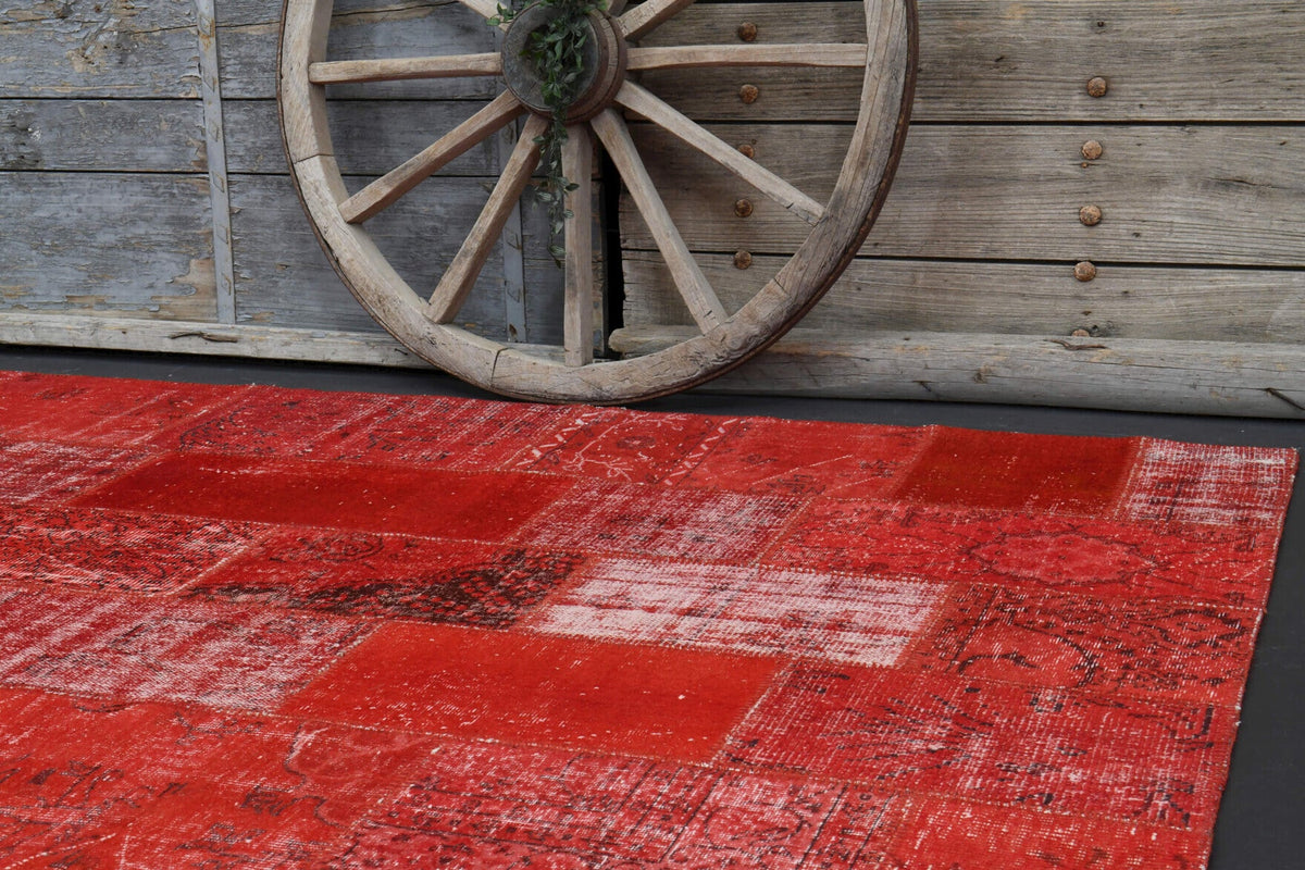 Kırmızı ve pembe renkli patchwork vintage halı, yün hav, kumaş taban