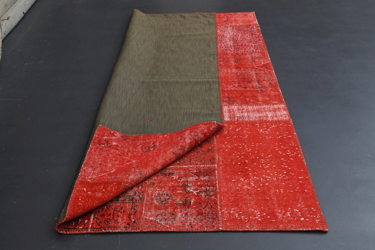 Pera Halı tek parça koleksiyonu: düz zeminli patchwork vintage halı, kırmızı ve pembe