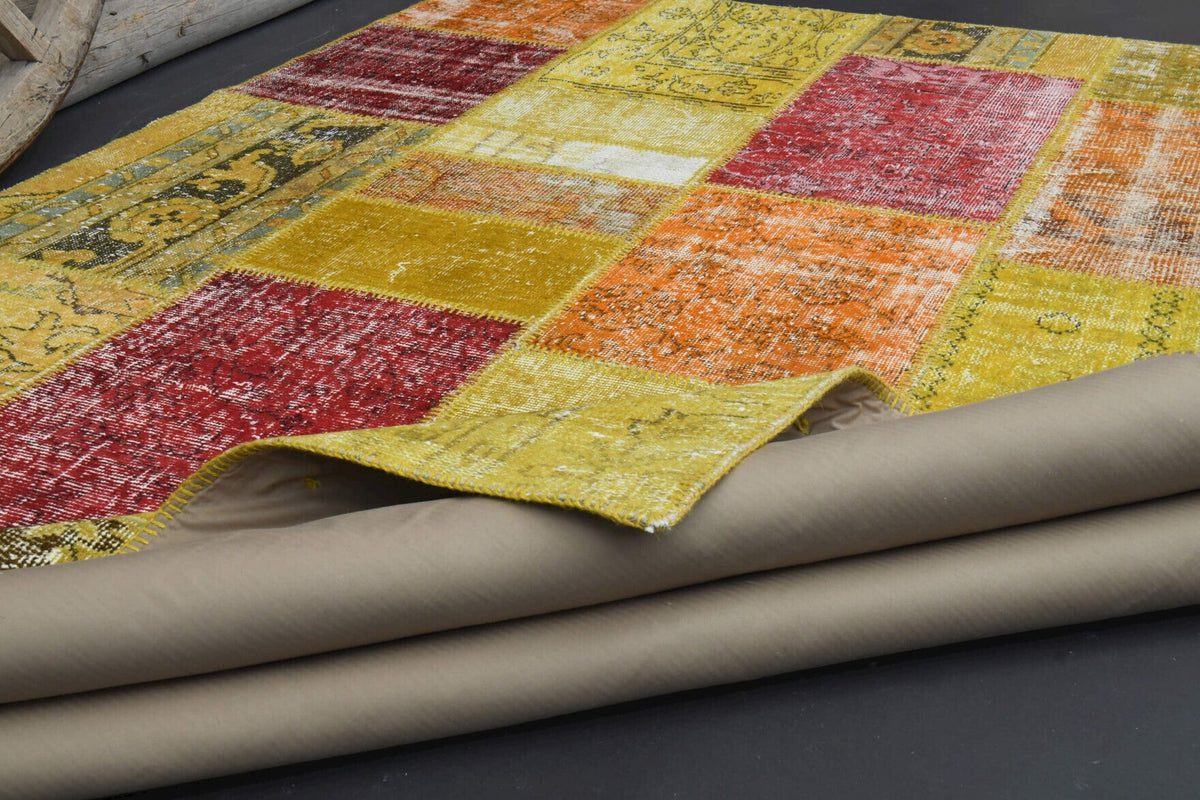 Pera Halı tek parça koleksiyonu: düz zeminli patchwork vintage halı, sarı ve turuncu