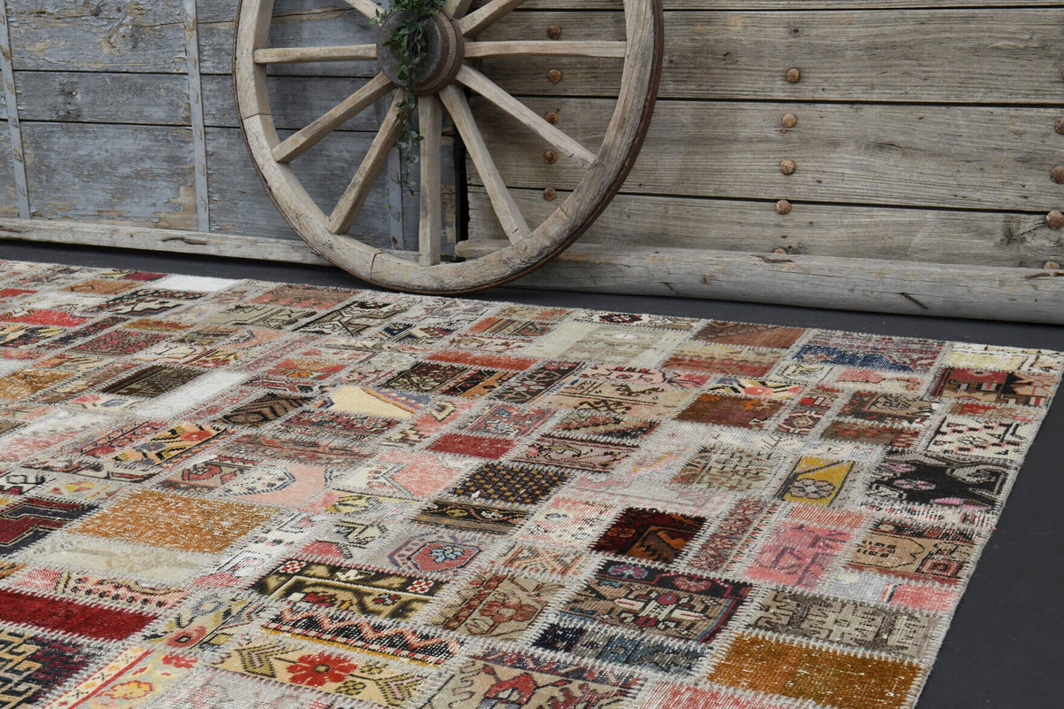 Turuncu ve bej renkli patchwork vintage halı, yün hav, kumaş taban