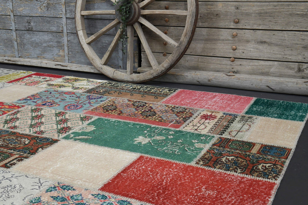 Beyaz, bej ve pembe renkli patchwork vintage halı, yün hav, kumaş taban