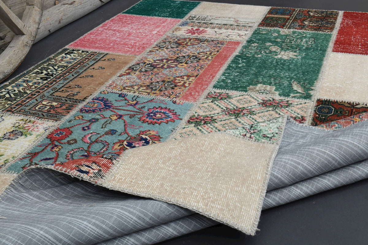 Pera Halı tek parça koleksiyonu: patchwork tasarım desenli patchwork vintage halı, beyaz, bej ve pembe