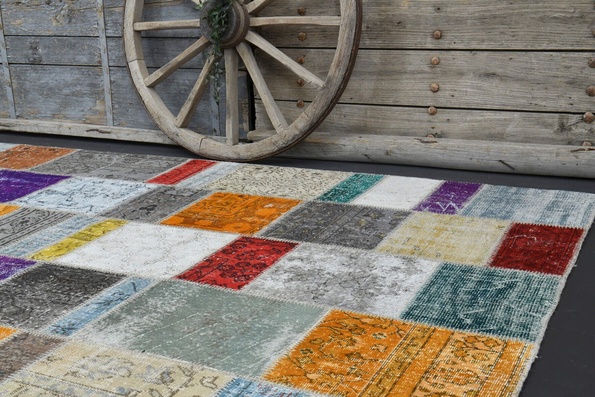 Beyaz, gri ve turuncu renkli patchwork vintage halı, yün hav, kumaş taban