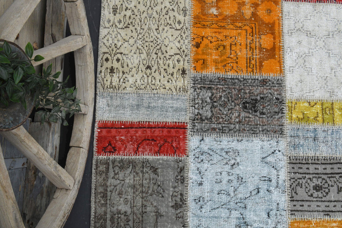 Vintage halı 199x306 cm – beyaz, gri ve turuncu oryantal desenli, el dokuma