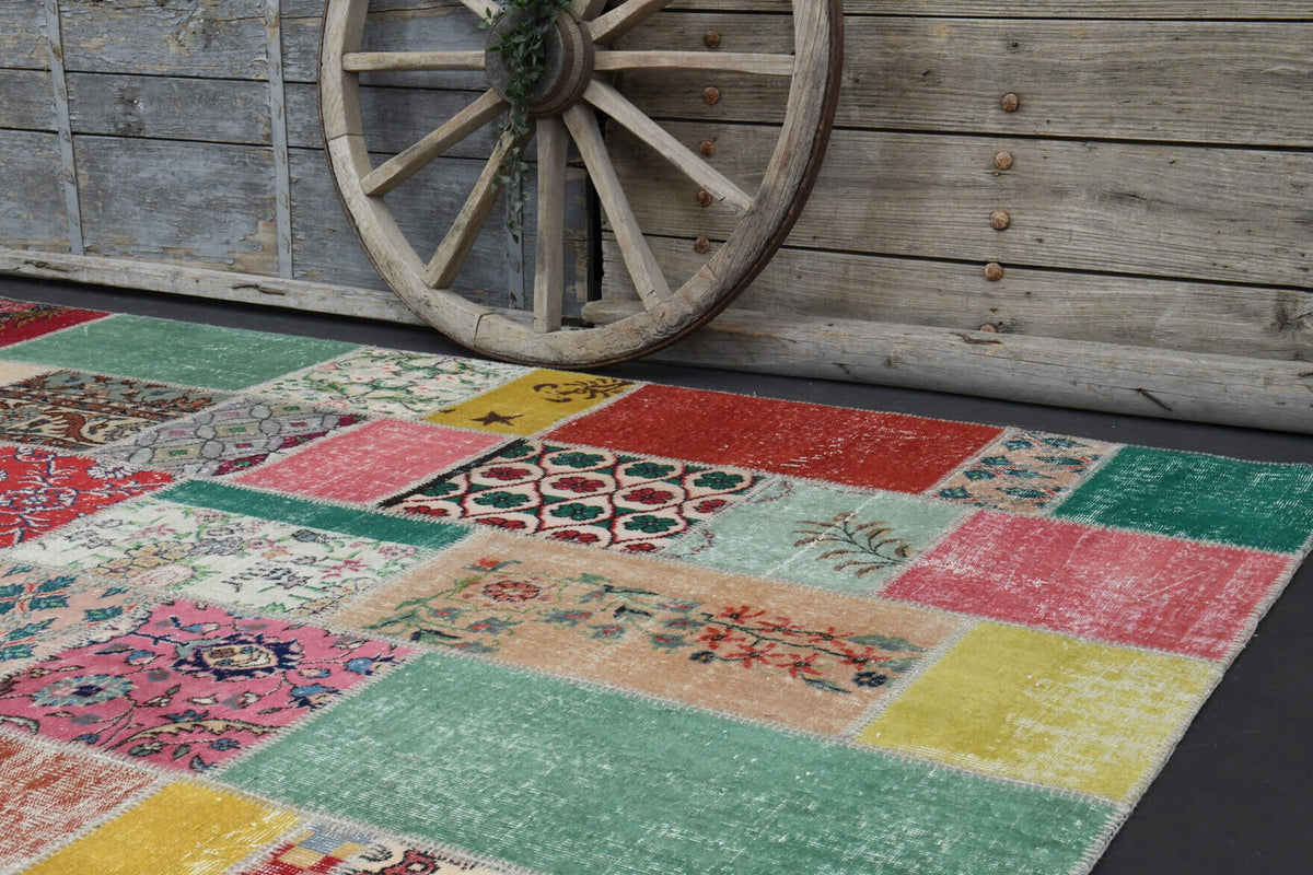 Pembe, bej ve turuncu renkli patchwork vintage halı, yün hav, kumaş taban