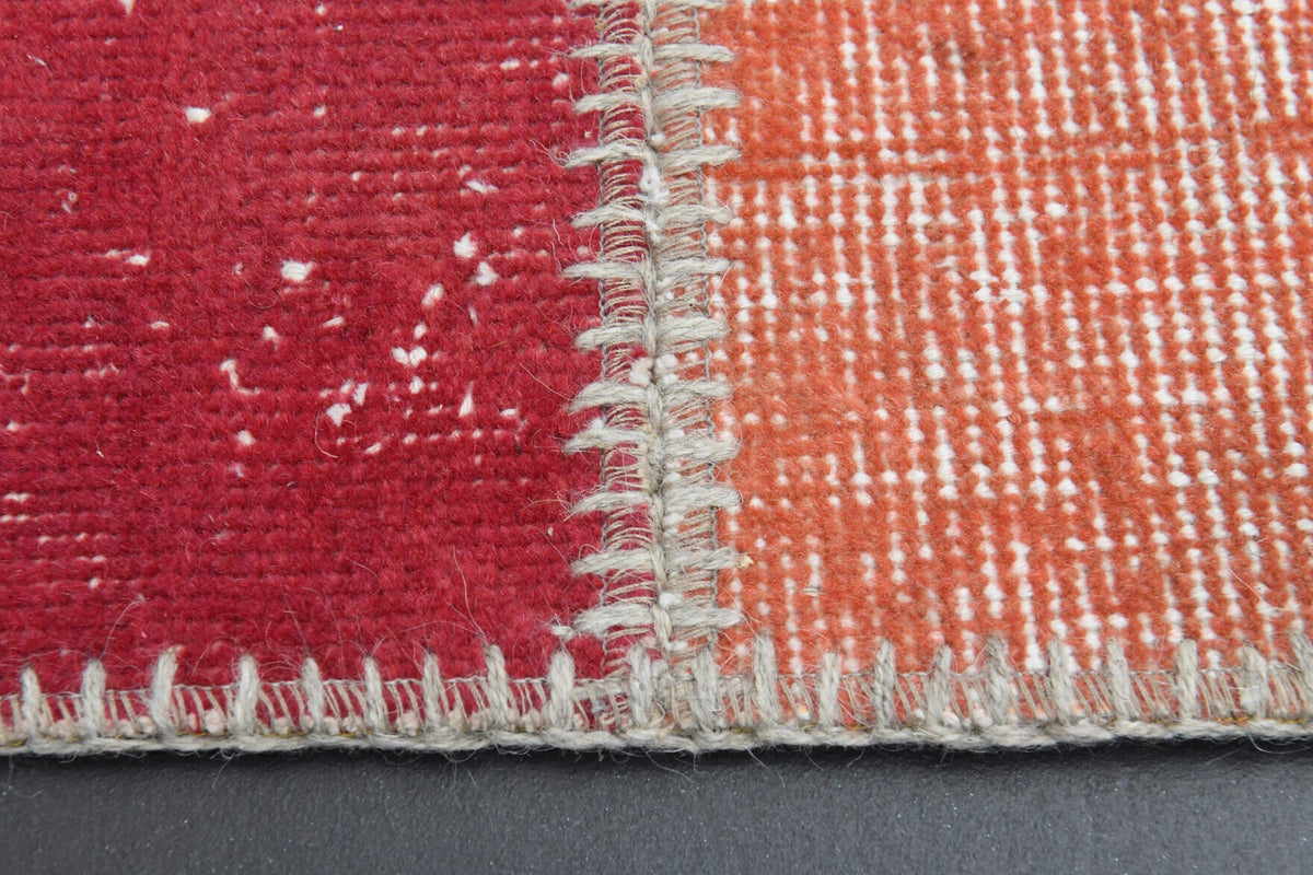 Düz zeminli patchwork vintage halı – kırmızı ve turuncu tonlarda yün dokuma