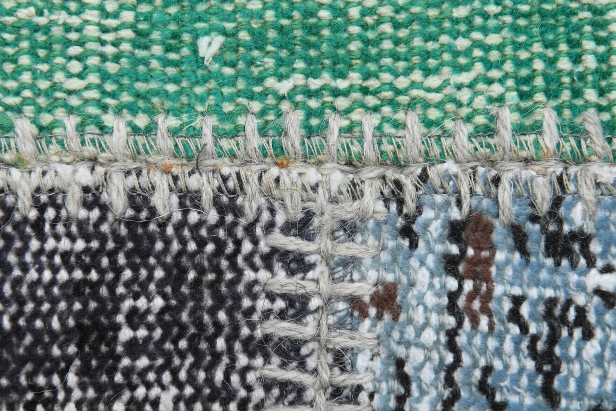 Pera Halı tek parça koleksiyonu: oryantal desenli patchwork vintage halı, gri, mavi ve beyaz