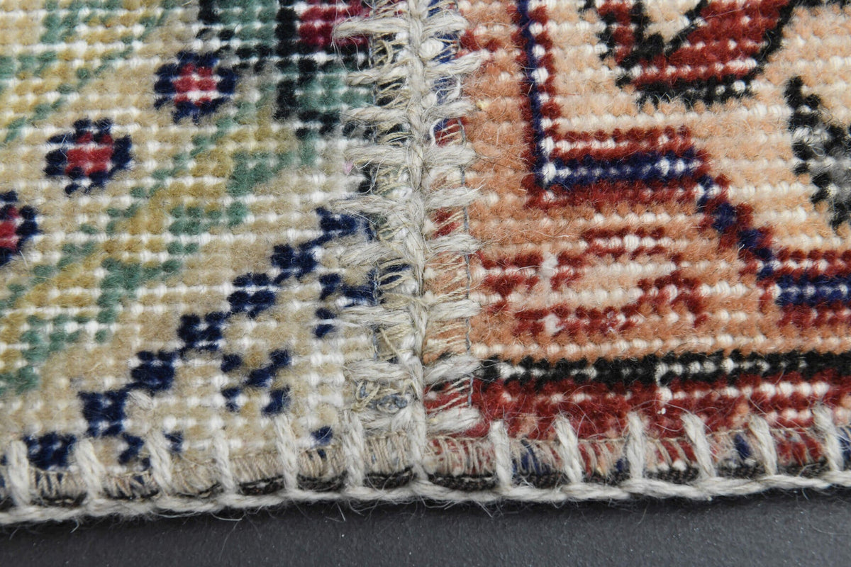 Oryantal desenli patchwork vintage halı – bej, pembe ve beyaz tonlarda yün dokuma