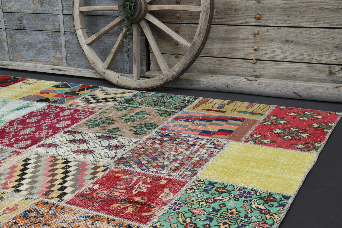 Bej, pembe ve beyaz renkli patchwork vintage halı, yün hav, kumaş taban