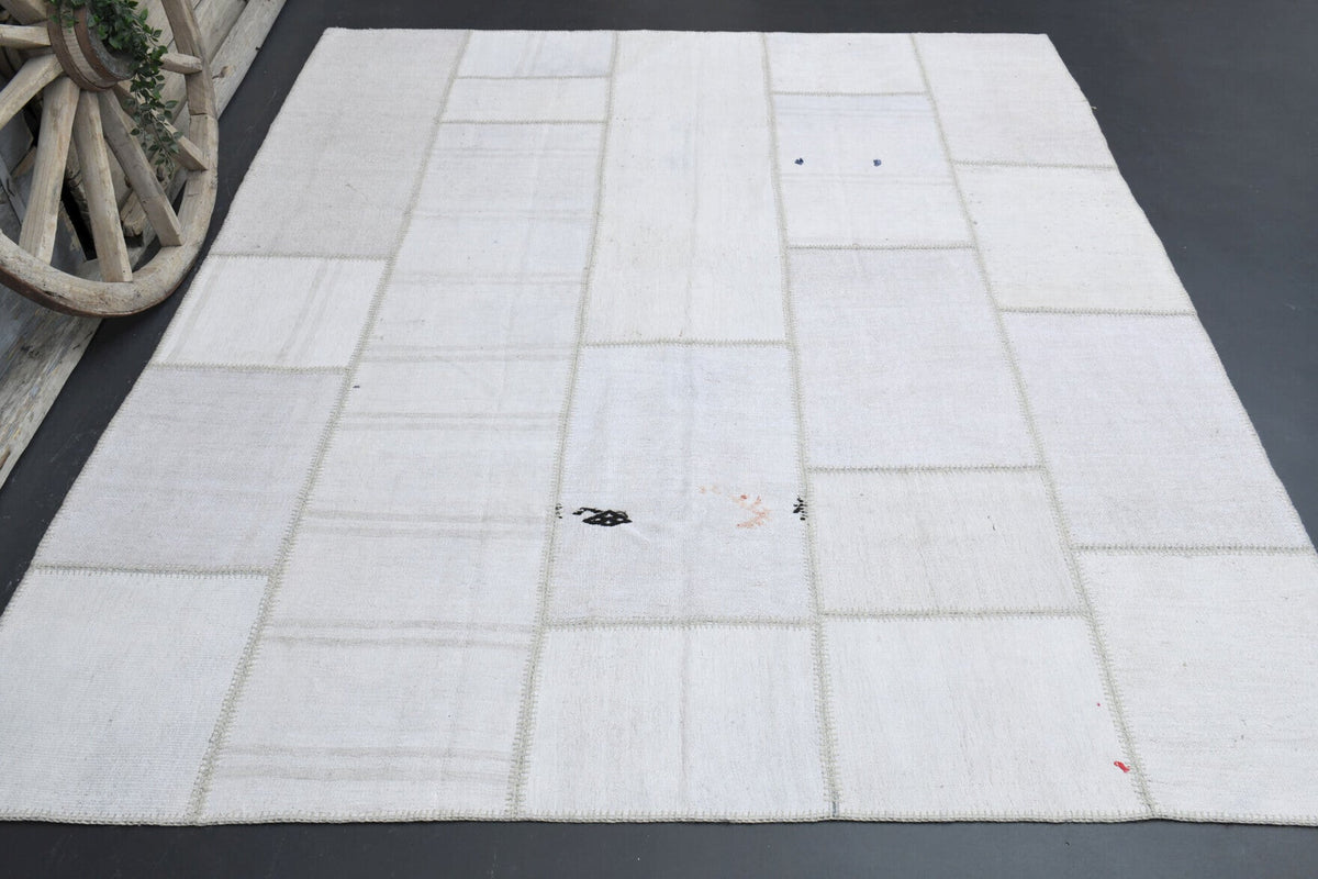 1980'lerden Anadolu kökenli düz zeminli patchwork vintage halı, 245x295 cm