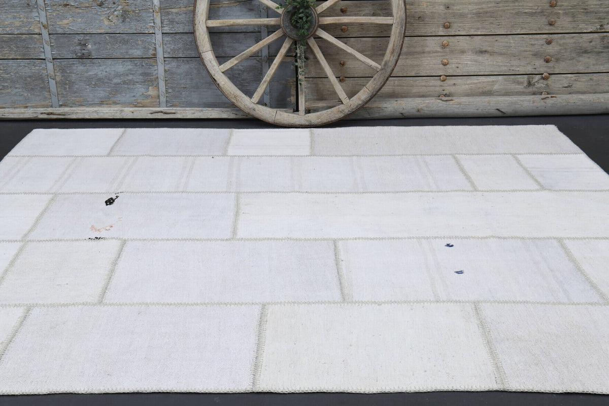 Beyaz ve gri renkli patchwork vintage halı, yün hav, kumaş taban