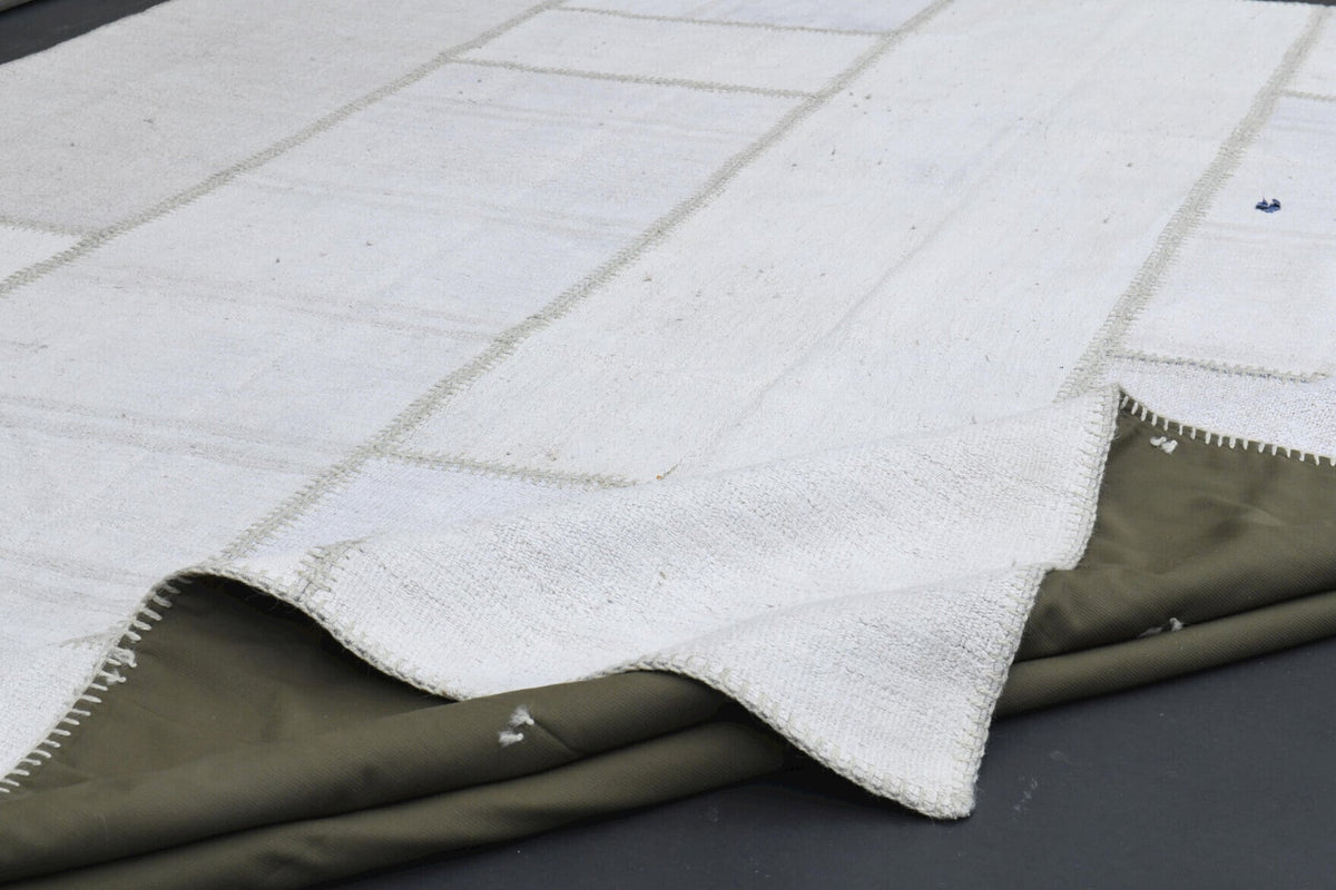 Pera Halı tek parça koleksiyonu: düz zeminli patchwork vintage halı, beyaz ve gri