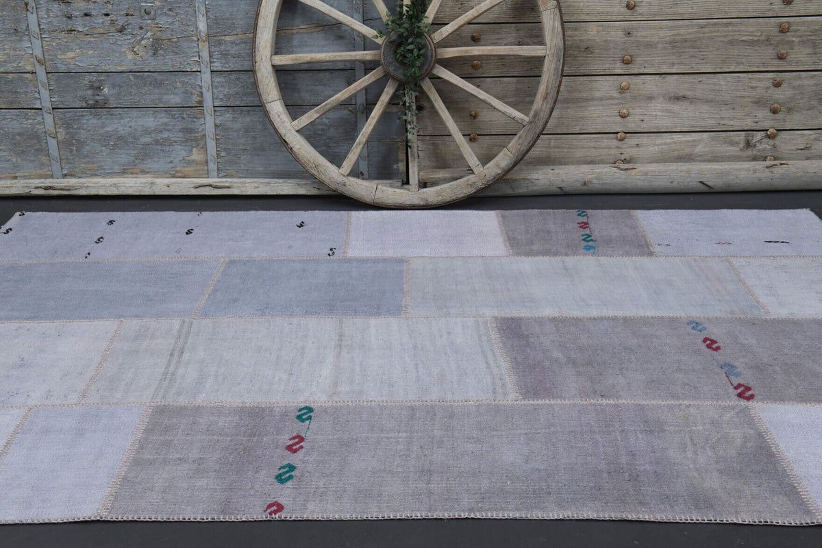 Mavi, beyaz ve gri renkli patchwork vintage halı, yün hav, kumaş taban