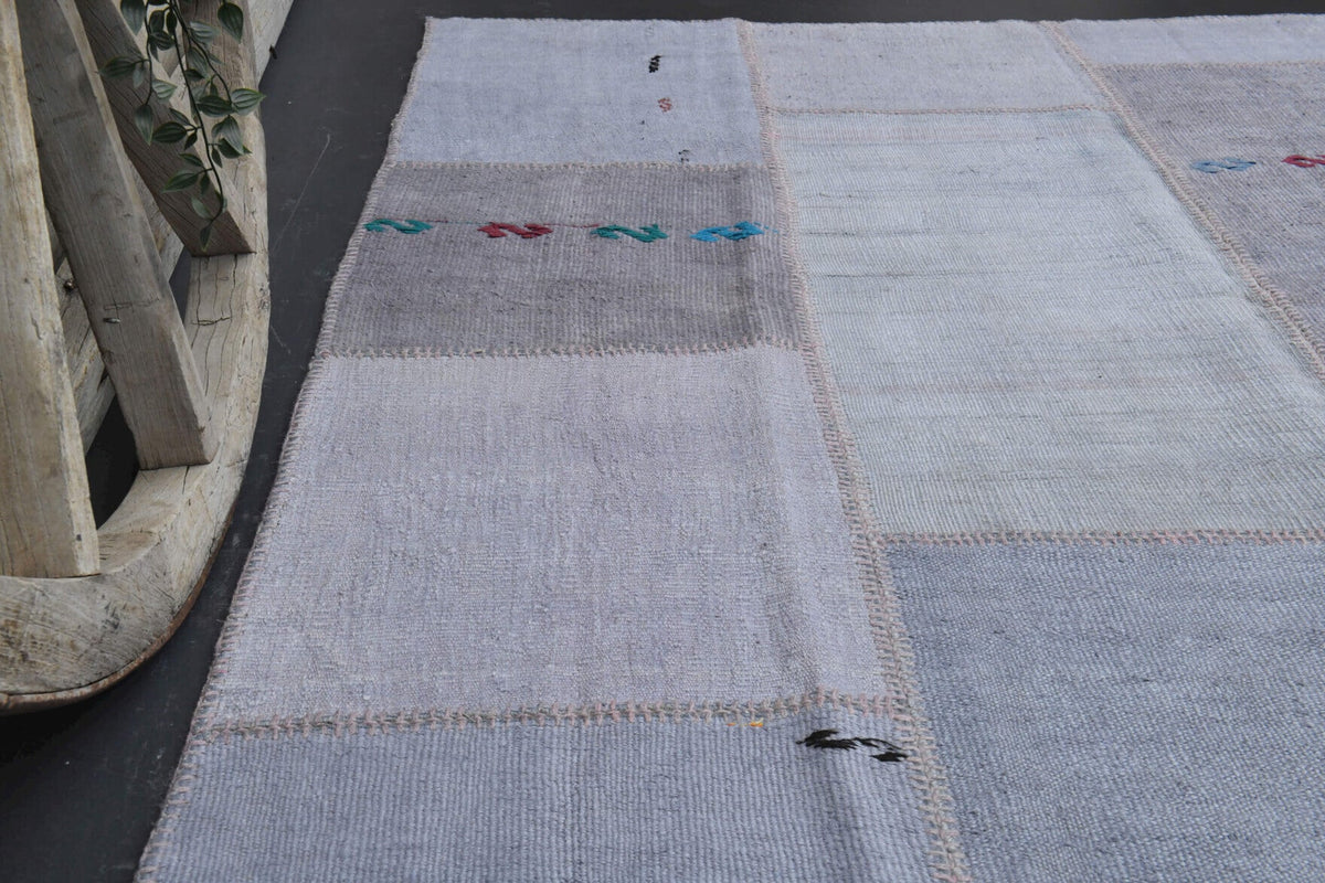 Vintage halı 194x302 cm – mavi, beyaz ve gri düz zeminli, el dokuma