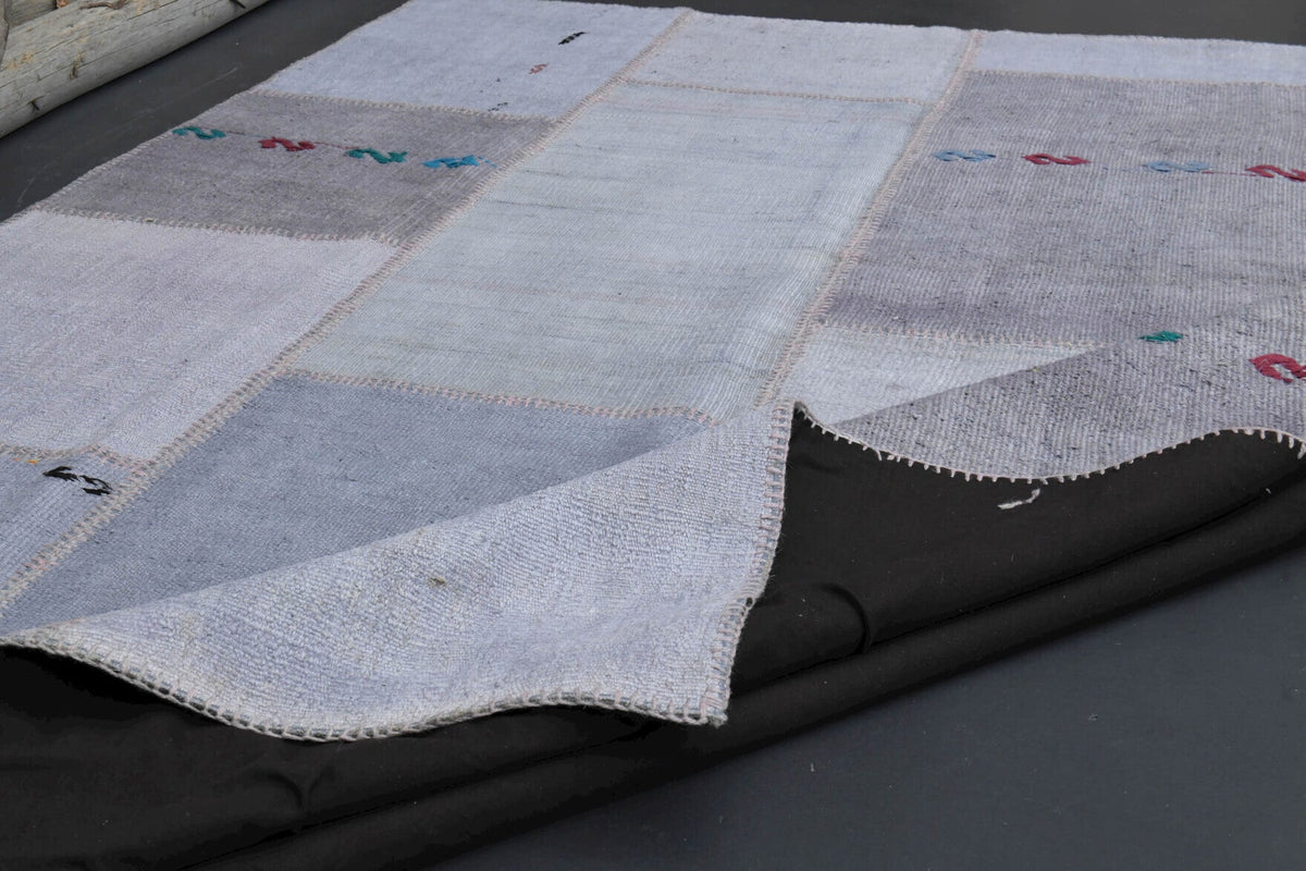 Pera Halı tek parça koleksiyonu: düz zeminli patchwork vintage halı, mavi, beyaz ve gri