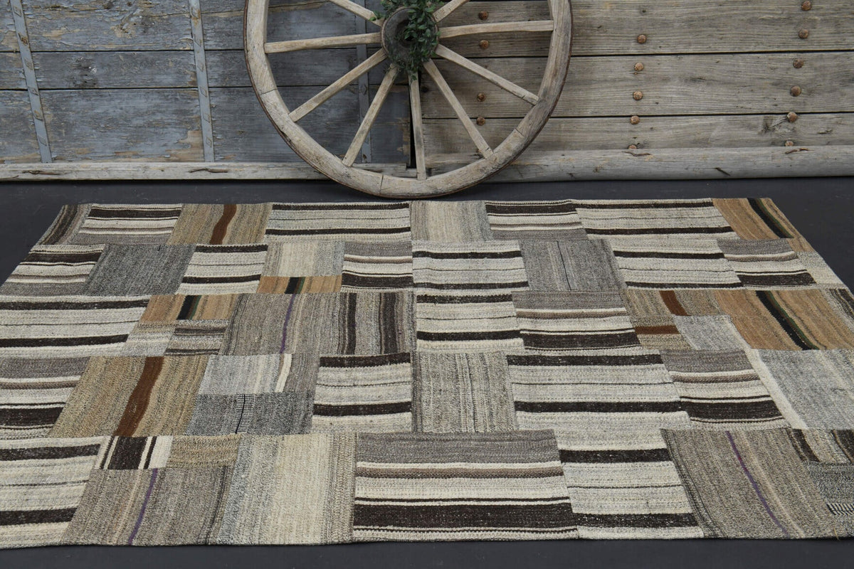 Bej, gri ve kahverengi renkli el dokuma vintage kilim, %100 yün dokuma