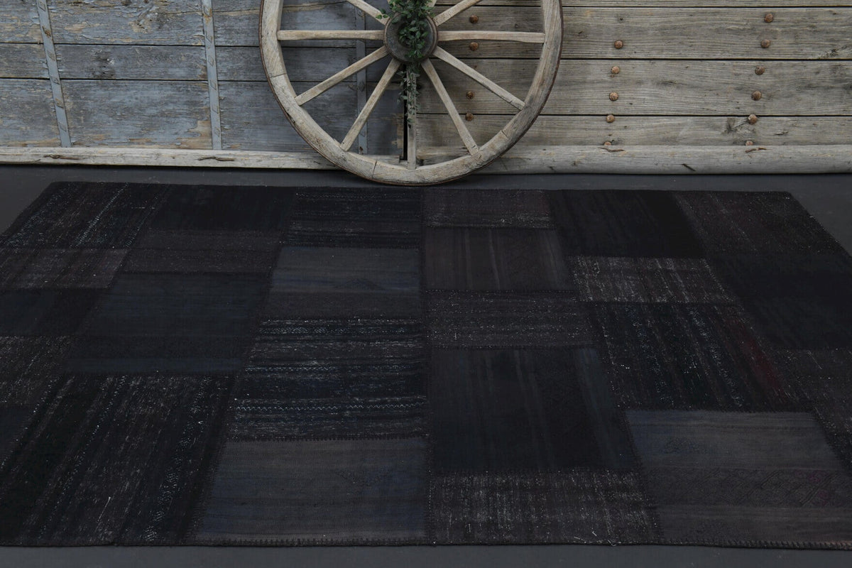 Siyah ve mor renkli el dokuma vintage kilim, %100 yün dokuma
