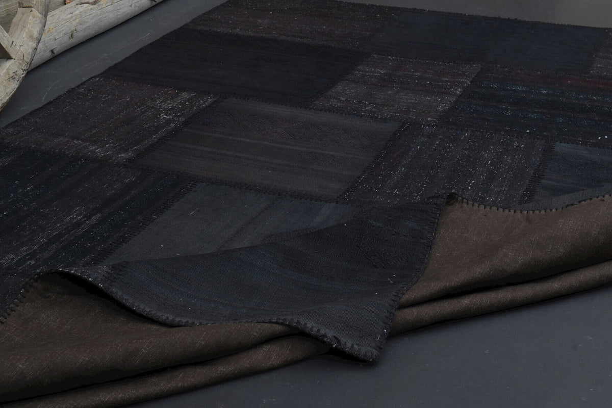 Pera Halı tek parça koleksiyonu: oryantal desenli el dokuma vintage kilim, siyah ve mor