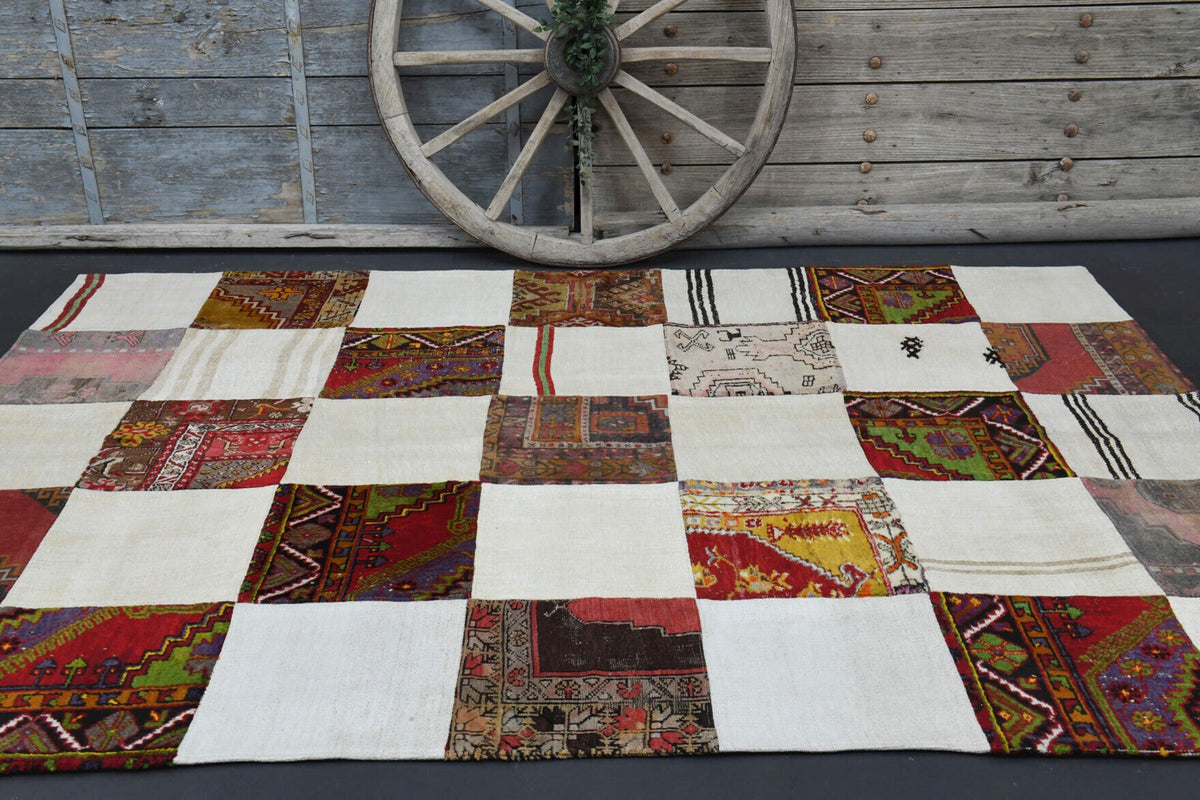 Beyaz, kırmızı ve kahverengi renkli el dokuma vintage kilim, %100 yün dokuma