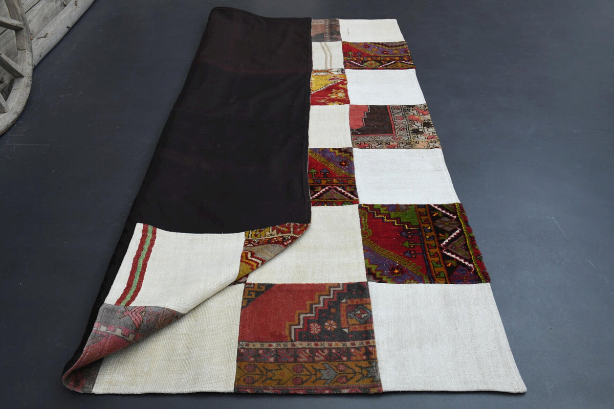 Pera Halı tek parça koleksiyonu: oryantal desenli el dokuma vintage kilim, beyaz, kırmızı ve kahverengi