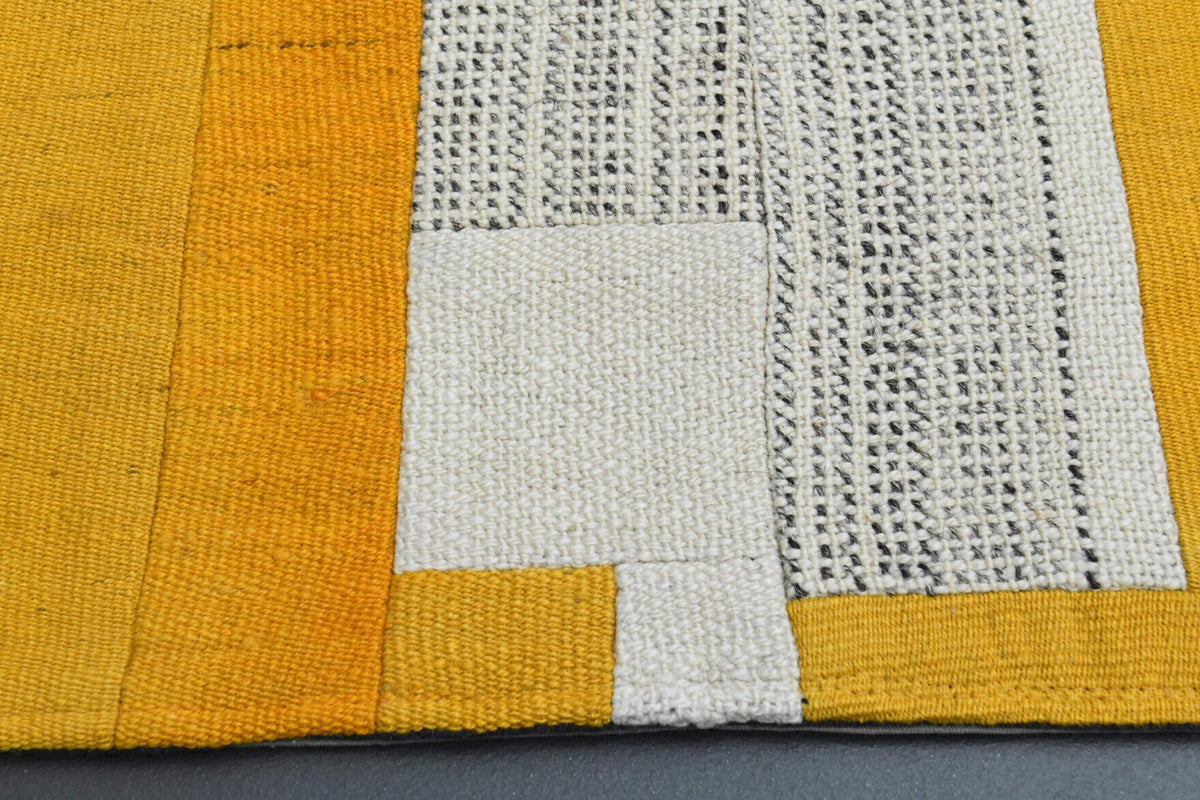 Oryantal desenli patchwork vintage halı – turuncu ve beyaz tonlarda yün dokuma