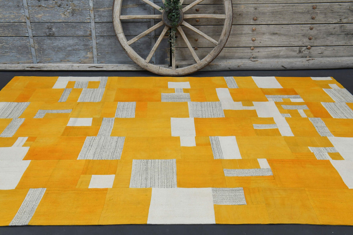 Turuncu ve beyaz renkli patchwork vintage halı, yün hav, kumaş taban