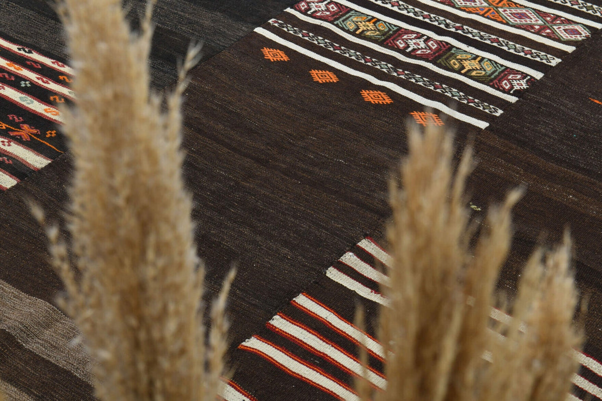 Oryantal desenli el dokuma vintage kilim – kahverengi, siyah ve kırmızı tonlarda yün dokuma
