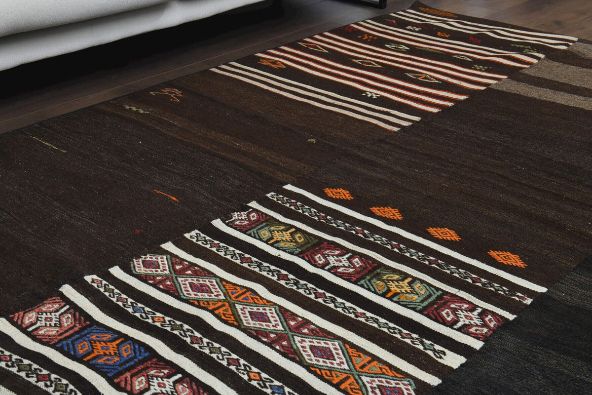 Vintage kilim 199x231 cm – kahverengi, siyah ve kırmızı oryantal desenli, el dokuma