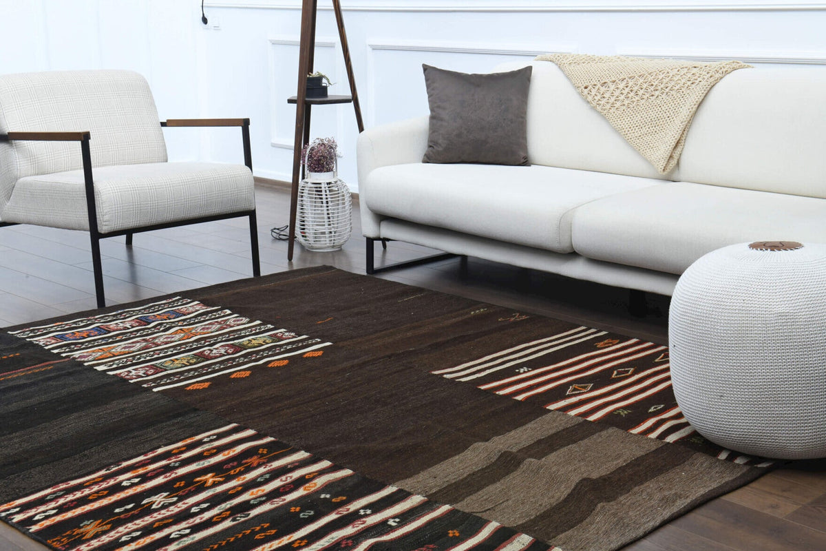Pera Halı tek parça koleksiyonu: oryantal desenli el dokuma vintage kilim, kahverengi, siyah ve kırmızı