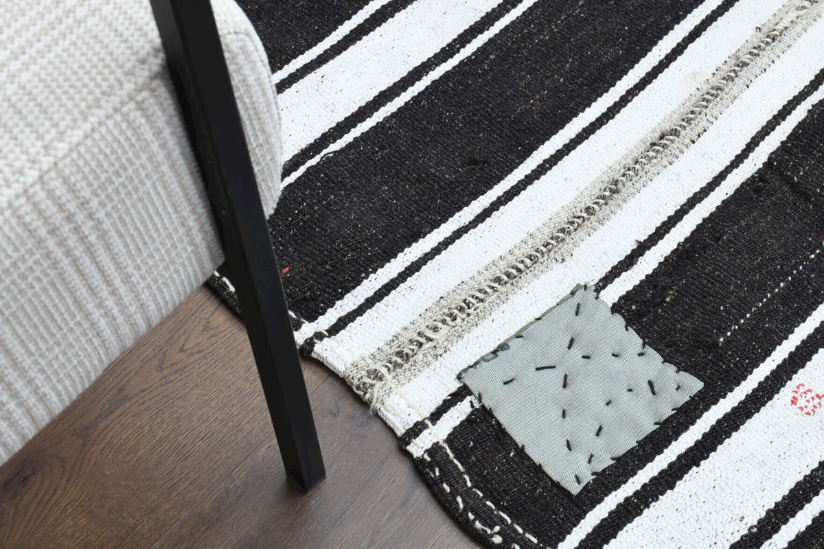 Gri, siyah ve beyaz renkli el dokuma vintage kilim, %100 yün dokuma
