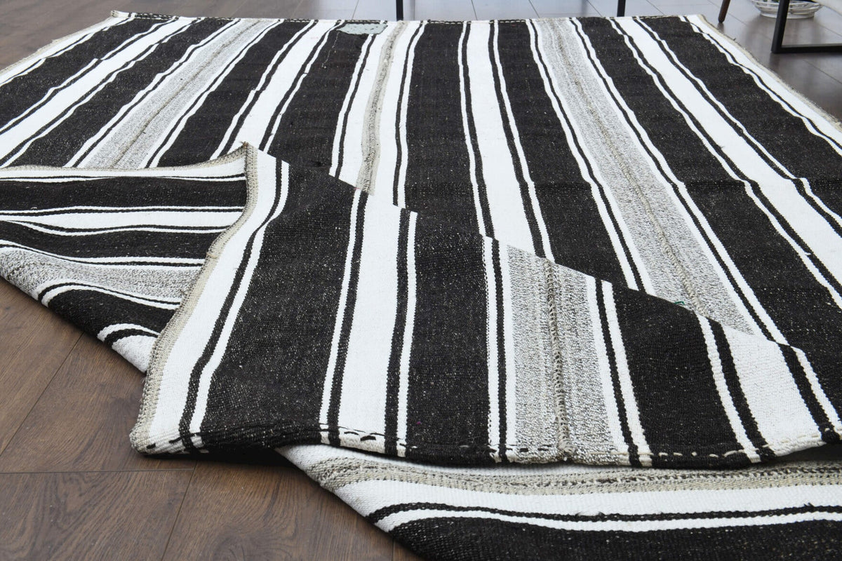Pera Halı tek parça koleksiyonu: oryantal desenli el dokuma vintage kilim, gri, siyah ve beyaz