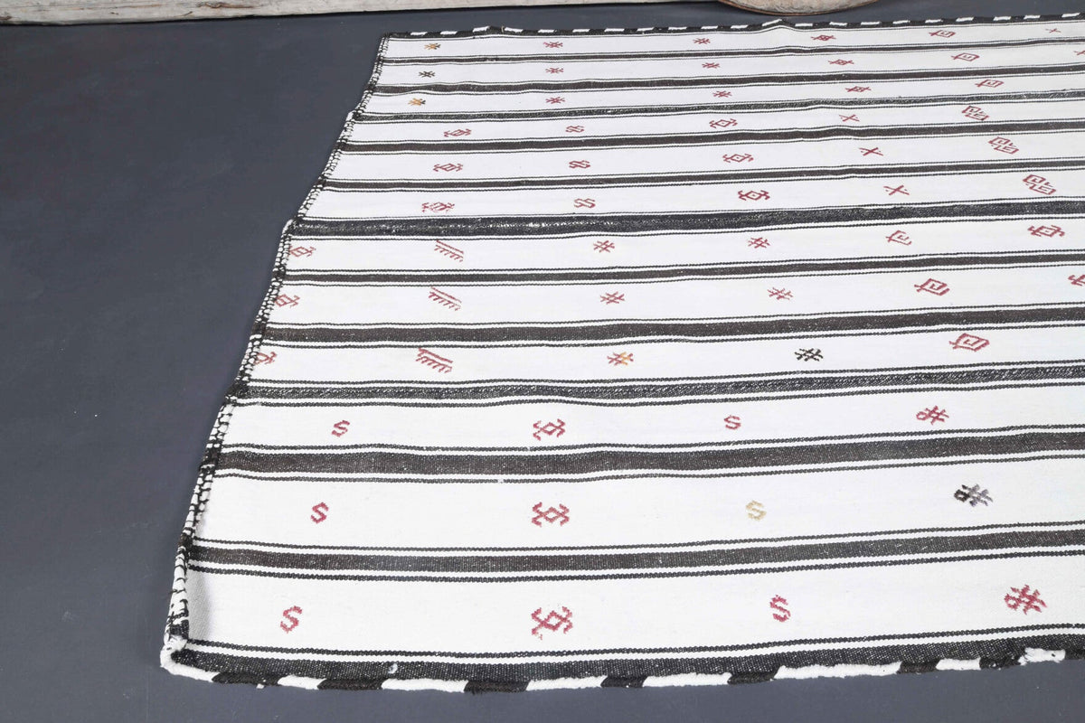 Çizgili el dokuma vintage kilim – gri ve beyaz tonlarda yün dokuma