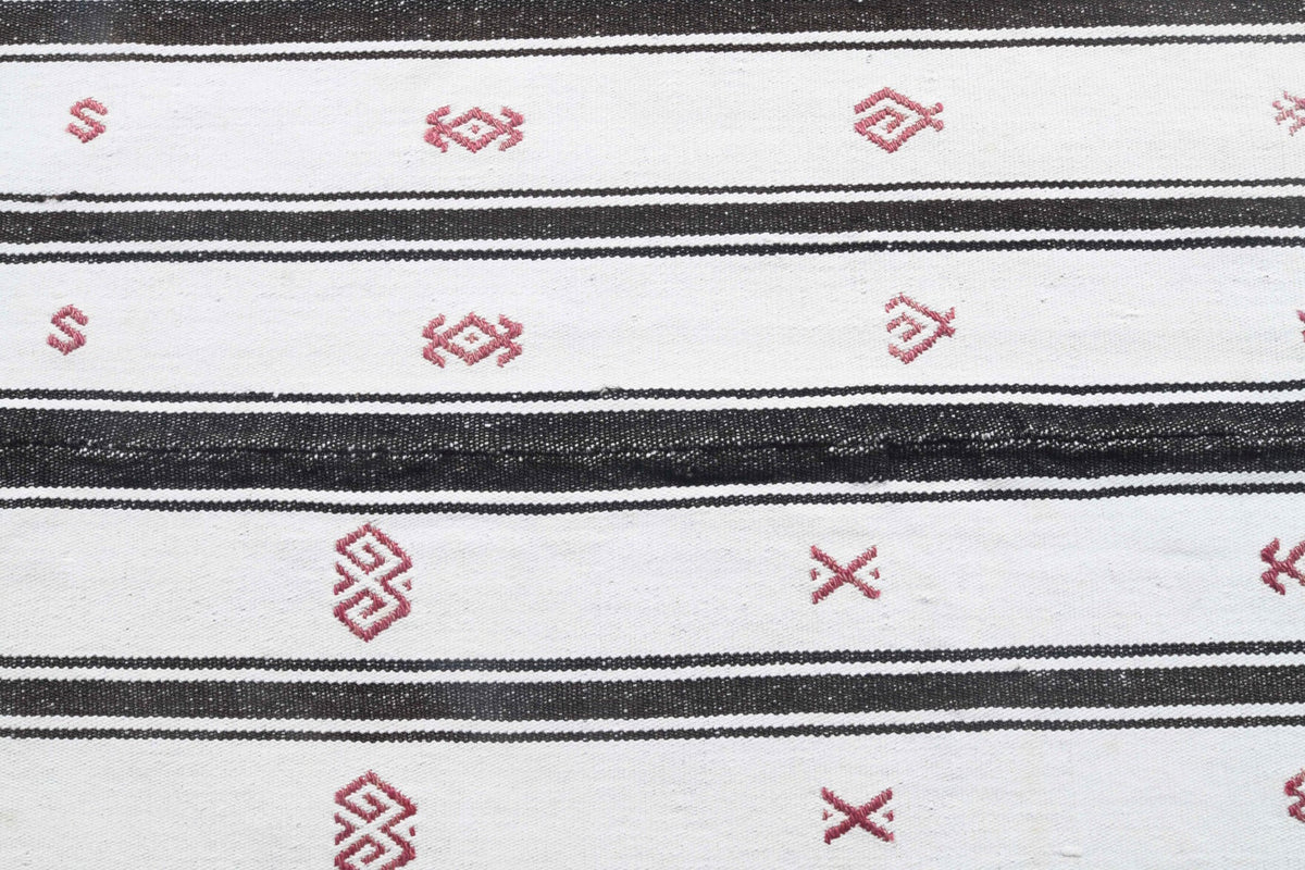 Yatak odası için çizgili el dokuma vintage kilim – 154x200 cm