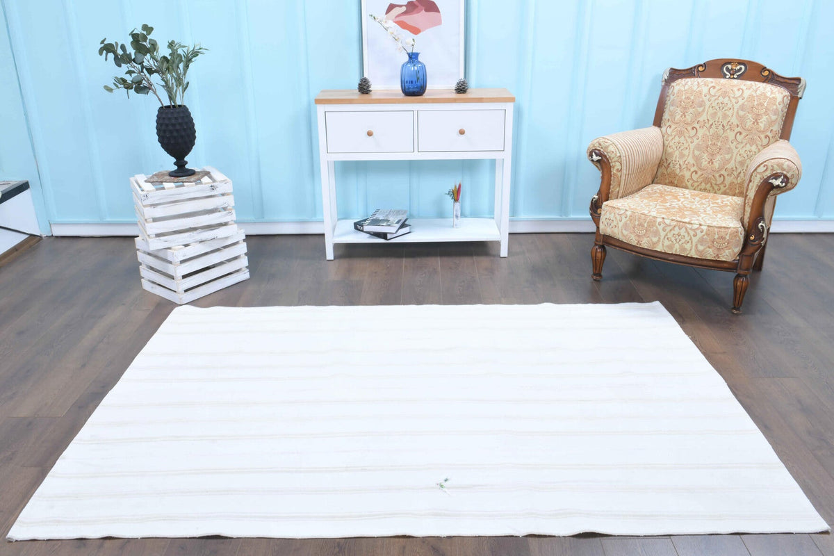 El yapımı vintage halı 142x226 cm çizgili desenli yün - ışık altında renk detayı
