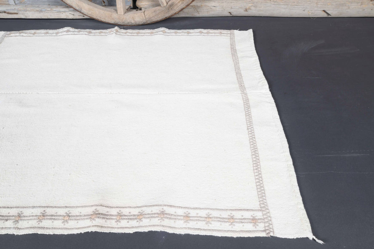 El yapımı vintage halı 117x152 cm düz desenli yün - kenar ve saçak detayı