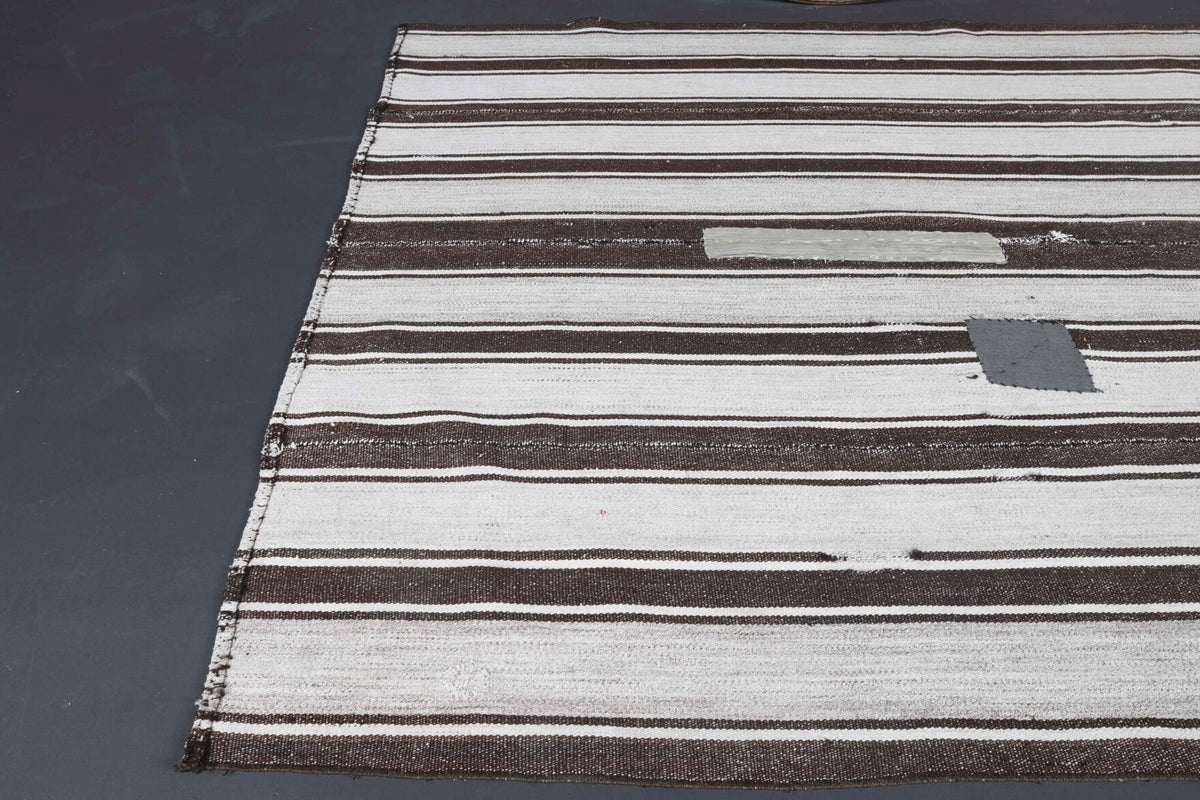 Çizgili el dokuma vintage kilim – gri ve beyaz tonlarda yün dokuma