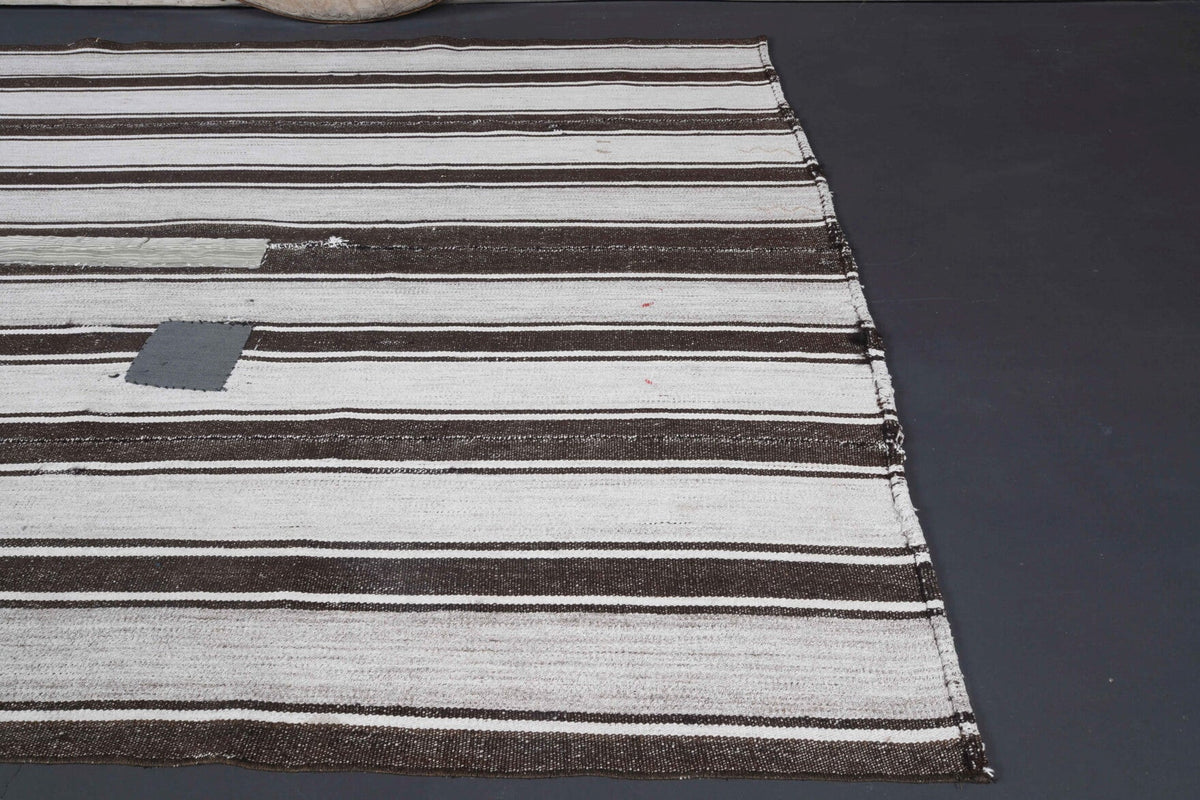 Gri ve beyaz renkli el dokuma vintage kilim, %100 yün dokuma