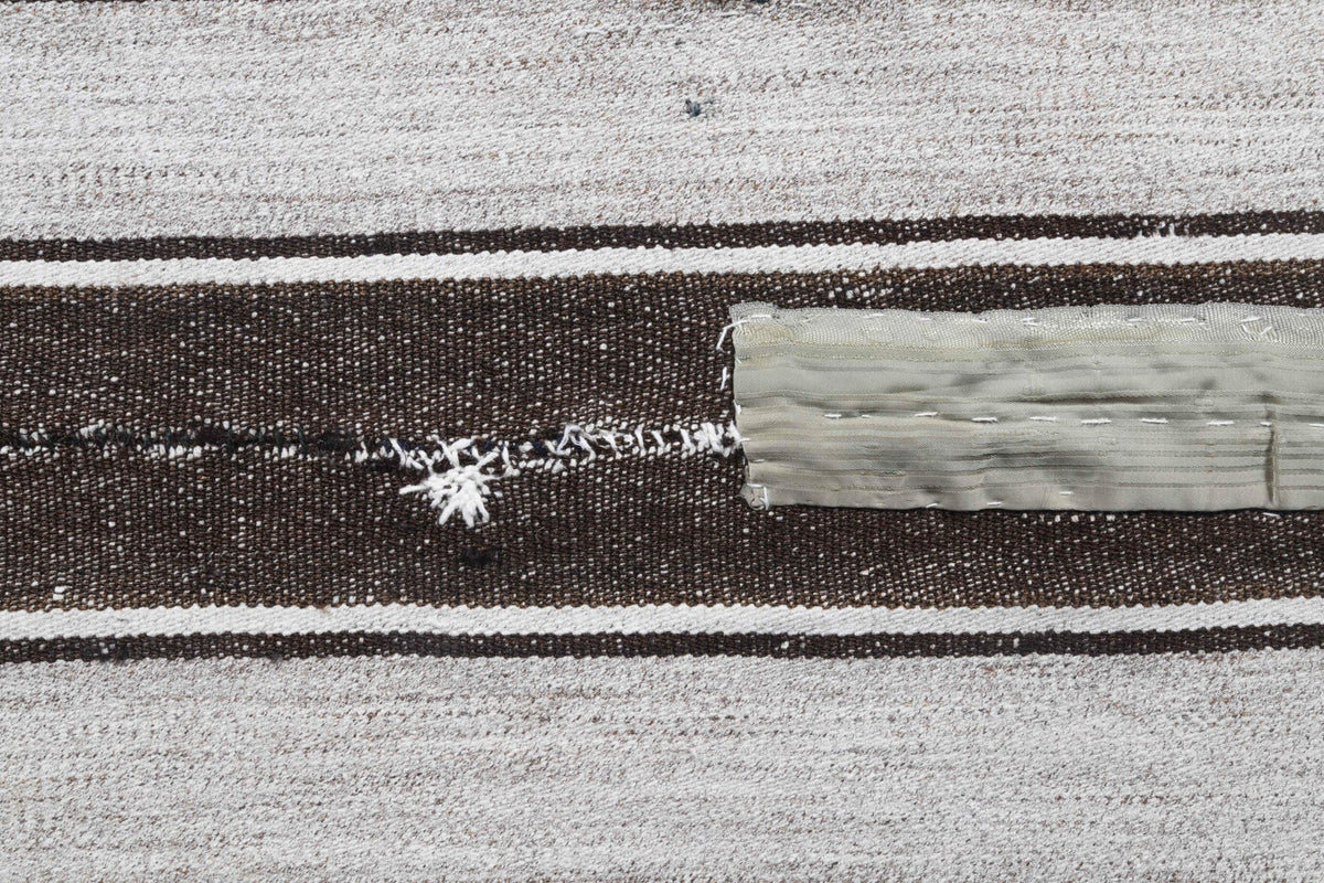 Yatak odası için çizgili el dokuma vintage kilim – 156x190 cm