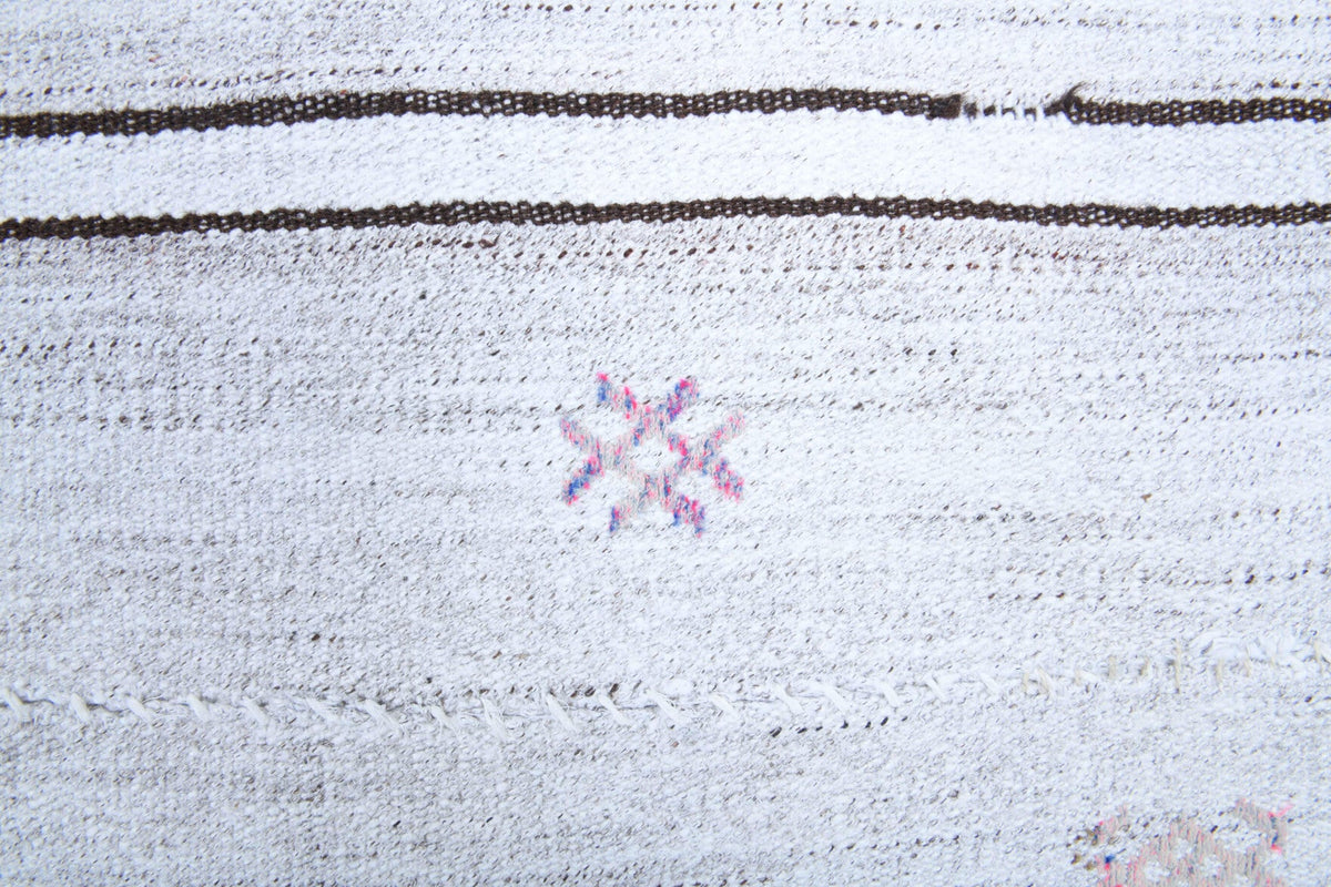 Vintage kilim 120x187 cm – beyaz ve gri ikat desenli, el dokuma