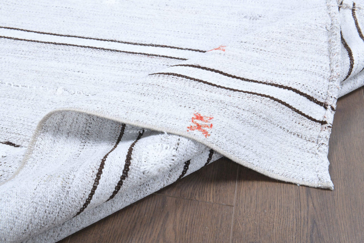 Pera Halı tek parça koleksiyonu: ikat desenli el dokuma vintage kilim, beyaz ve gri