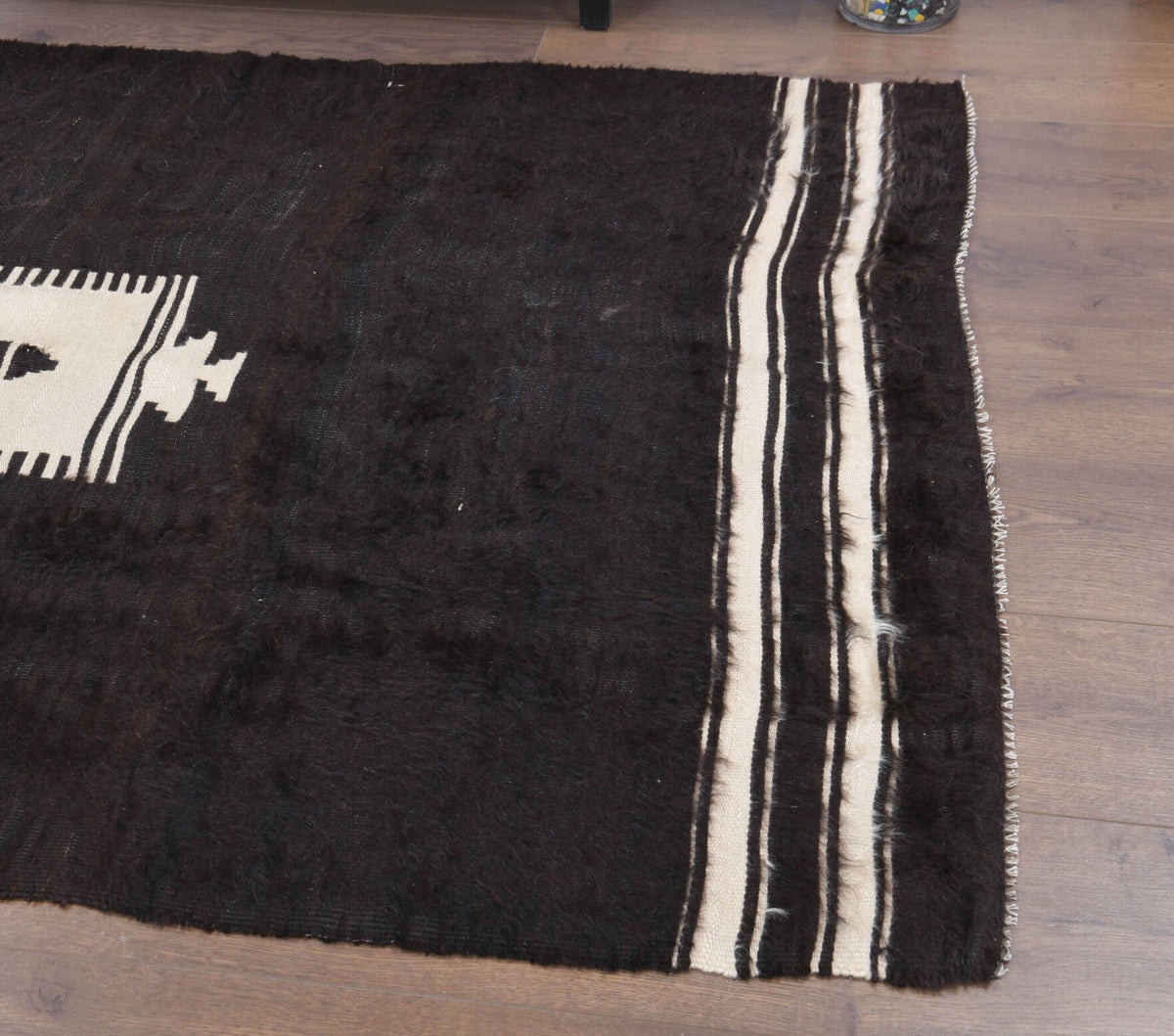 Siyah renkli el dokuma vintage kilim, %100 yün dokuma