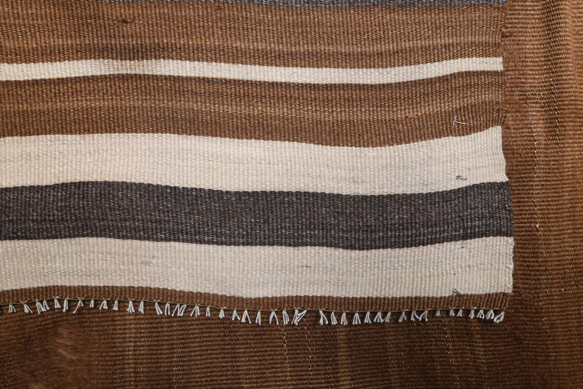 El yapımı vintage halı 152x168 cm çizgili desenli yün - ışık altında renk detayı
